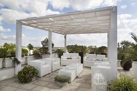 Nettoyage extérieur de terrasse commune avec traitement anti-mousse et démoussage manuel à Castelnau-le-Lez