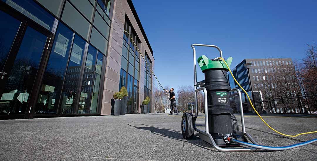 Lavage de vitres toutes hauteurs avec perche télescopique osmosée à Lunel – résidence services