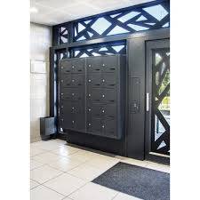 Entretien des boîtes aux lettres, interphones et vitrages de hall avec microfibre antistatique à Nîmes